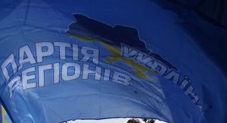 В центре Донецка фермеры забросали ОГА флагами Партии регионов