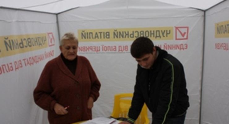 ВО Свобода: В Белой Церкви в агитпалатках Виталия Чудновского избирателям выдают деньги