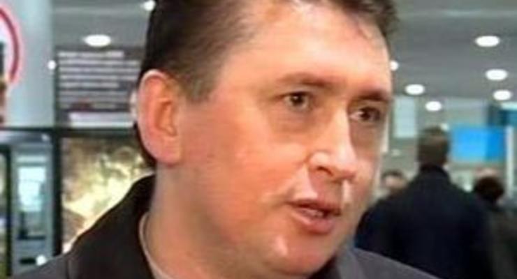 Задержанный Мельниченко все еще в аэропорту - адвокат