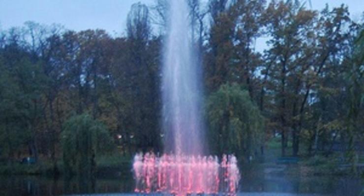 В Голосеевском парке открыли плавучий светомузыкальный фонтан