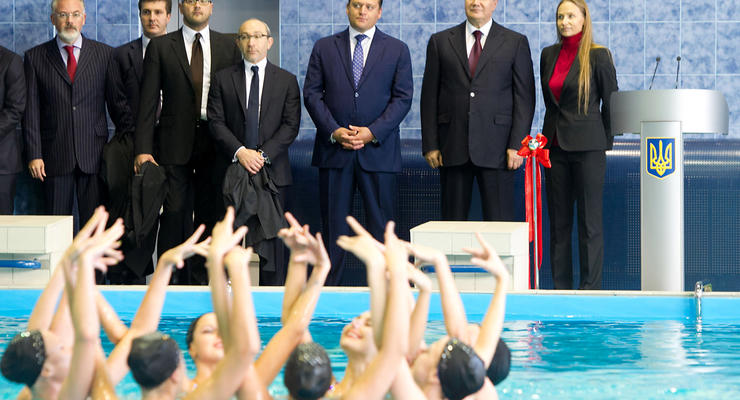 Янукович и дети. Президент и два министра открыли бассейн в Харькове (ФОТО)
