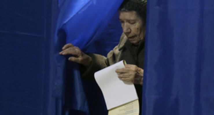 КИУ: Слепую женщину, хотевшую проголосовать "за Юлю", пытались вынудить поставить отметку за ПР