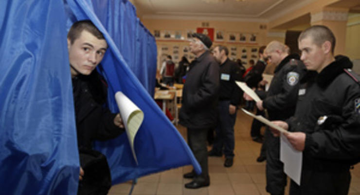 КИУ: В Херсонской области в очереди на голосование подрались милиционеры