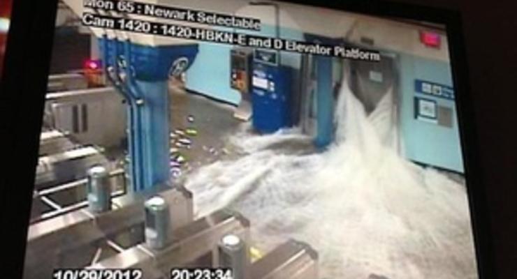 Ураган Сэнди: вода прорвалась в нью-йоркскую подземку. Очевидцы размещают фото акул, плавающих по улицам Нью-Джерси