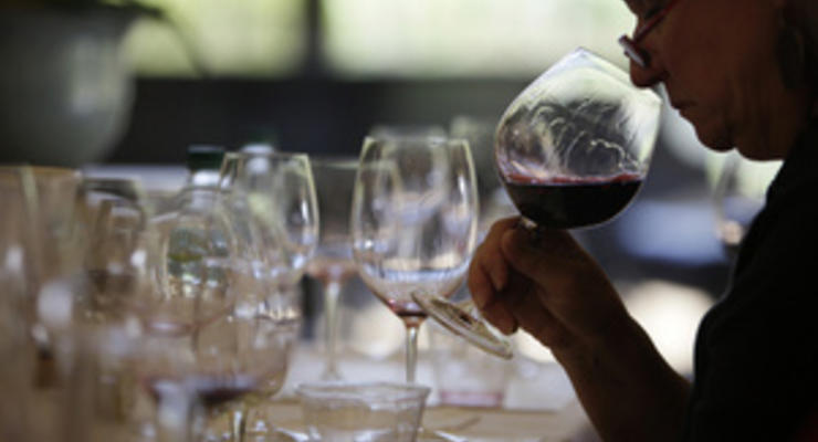 Британский сомелье установил рекорд, удержав в руке 51 бокал для вина