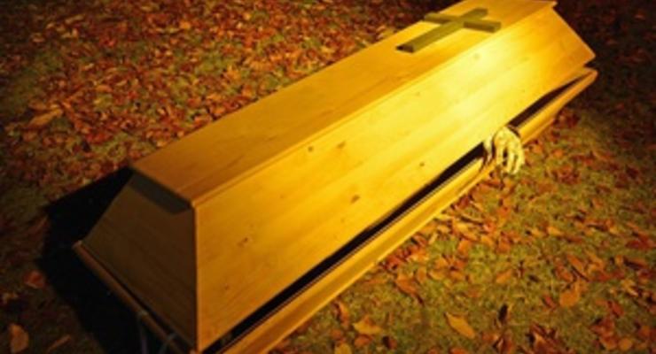 В Житомире мужчина после ссоры с женой пробрался в похоронное бюро и уснул в гробу