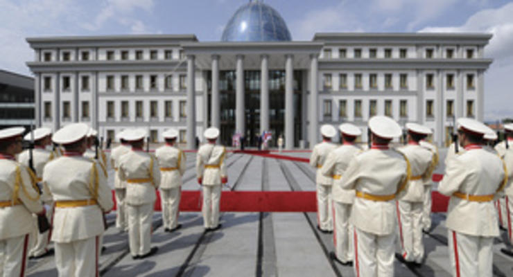 Иванишвили выгоняет Саакашвили из президентского дворца