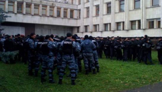 У здания ЦИК собрались оппозиционеры и Беркут
