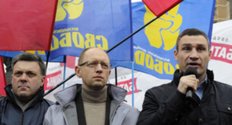 Фотогалерея: Три богатыря. Лидеры оппозиции организовали митинг под зданием ЦИК