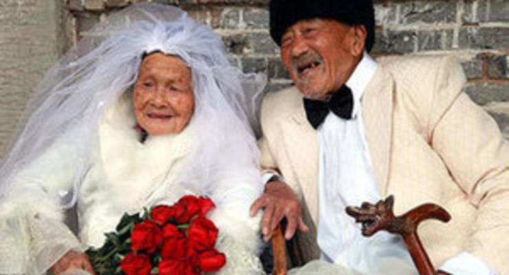 Семейная пара из Китая сделала фото для свадебного альбома после 88 лет брака