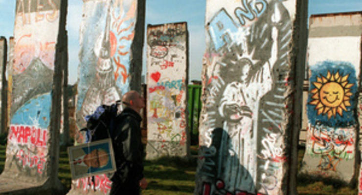 Сегодня в Германии отмечают годовщину падения Берлинской стены