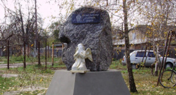 В Полтавской области украли фигуру скорбного ангела с памятника жертвам Голодомора