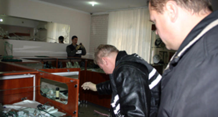 Ювелирный салон в Мариуполе ограбили с помощью металлической трубы, убийцы унесли ценностей на 52 тыс. грн