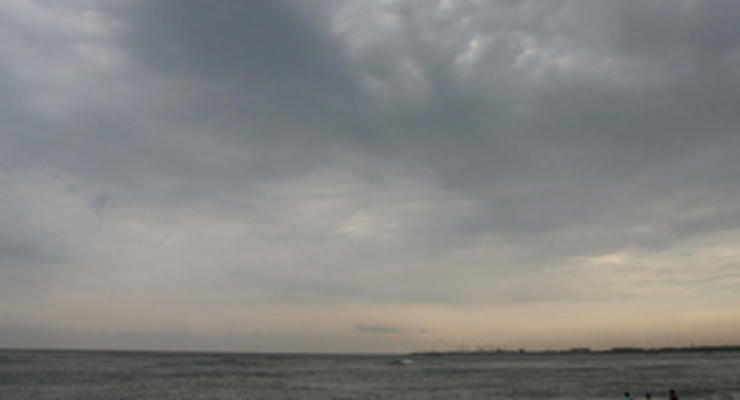 Нетрезвого жителя Ялты смыло в море при попытке сфотографироваться на пирсе
