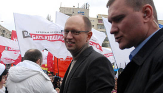 Лидеры оппозиции пришли в больницу к Тимошенко, но их не пустили