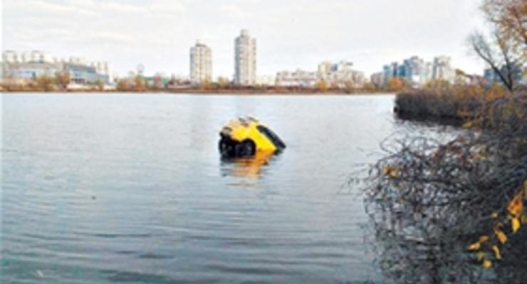 В озере на Оболони утонул автомобиль, мужчине удалось спастись