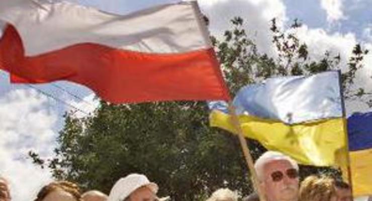 Польское посольство откроет визовые центры в Черновцах и Ужгороде до конца года