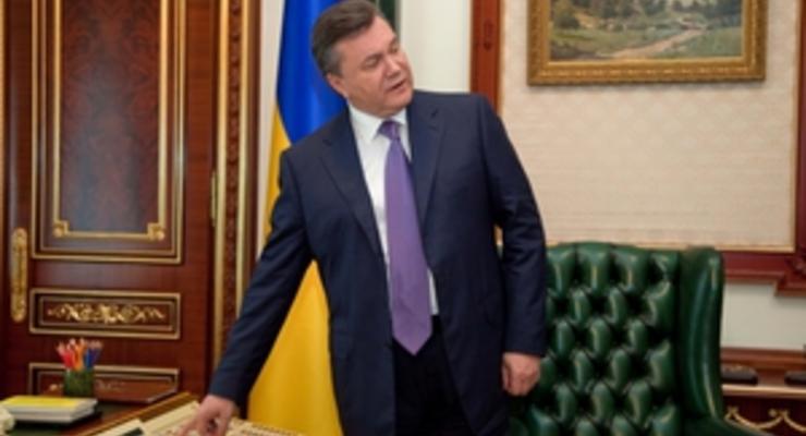 Ъ: Янукович угостил студентов чаем и организовал экскурсию в свой кабинет
