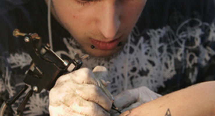 Итальянским полицейским запретили делать пирсинг и татуировки