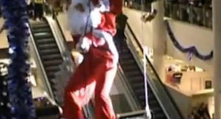 Санта-Клаус полчаса провисел на бороде под потолком торгового центра