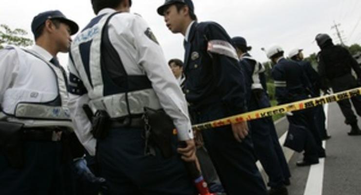 В Японии преступник с ножом удерживает в банке заложников и требует отставки правительства