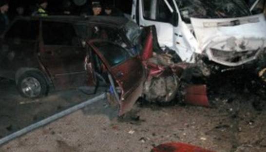 В Днепропетровской области машины столкнулись лоб в лоб, четыре человека погибли, еще семь травмированы