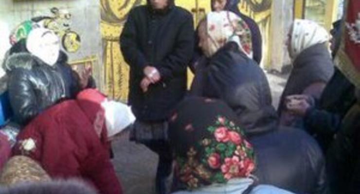 В Киеве православные пенсионерки с иконами пикетировали стрип-клуб