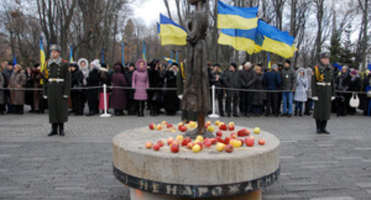 В Киеве более трех тысяч человек почтили память жертв Голодомора
