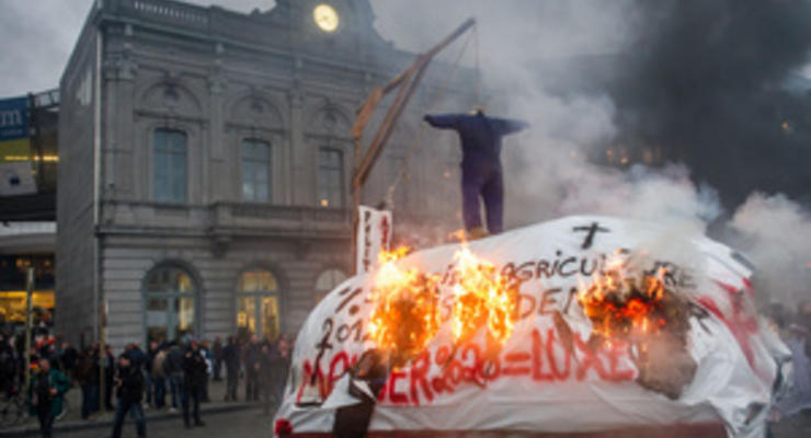 Фотогалерея: Невеселые молочники. В Брюсселе фермеры провели масштабную акцию протеста против политики Евросоюза