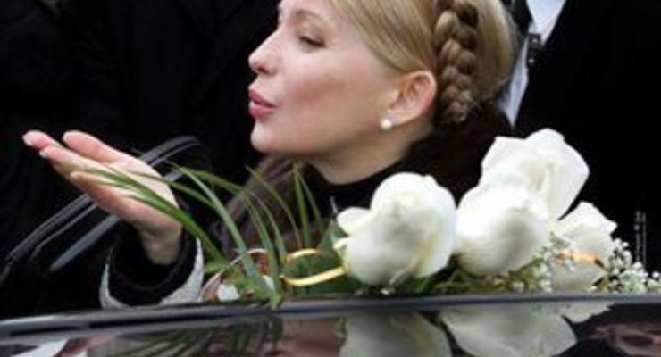 Соратники Тимошенко привезли ей сердце из роз в человеческий рост