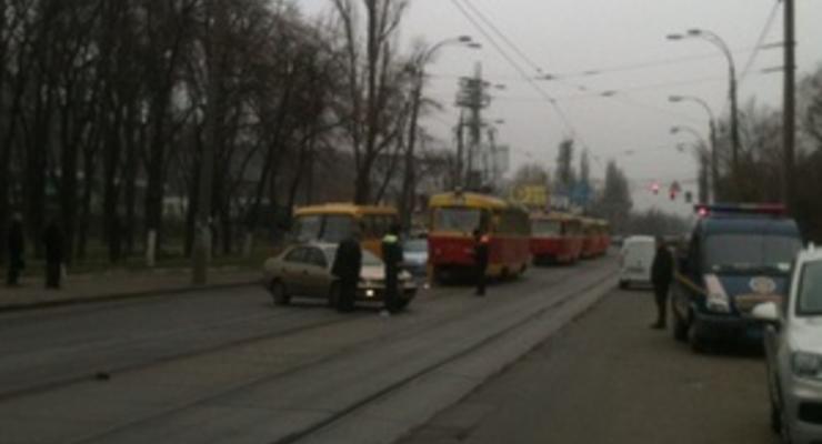 ДТП на Куреневке парализовало движение трамваев в сторону Подола