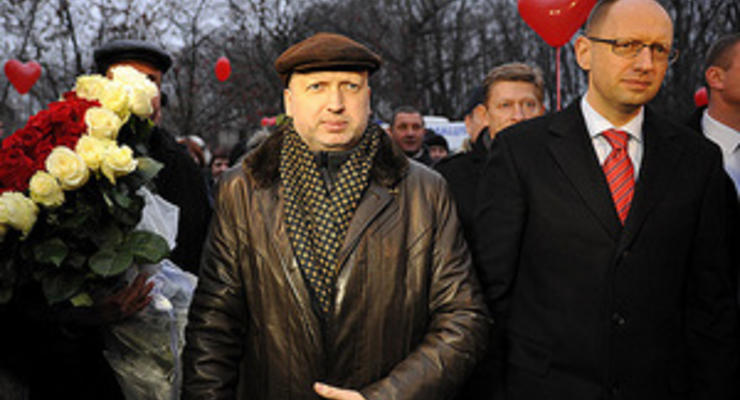 Яценюк и Турчинов пришли к Тимошенко с букетом, Кличко прислал письмо, Тягнибок не поздравил