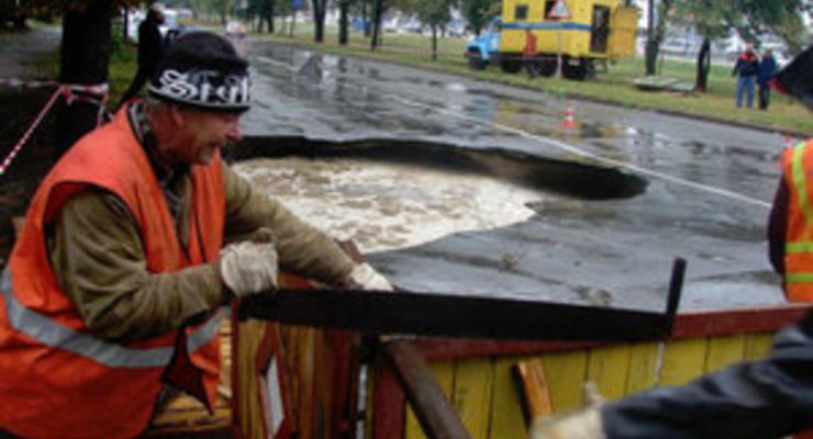 Движение на улице Борщаговской в Киеве ограничено из-за прорыва канализации