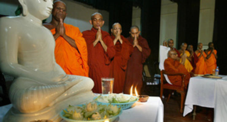 На Шри-Ланке запретят подносить монахам вкусную пищу, чтобы они не переедали