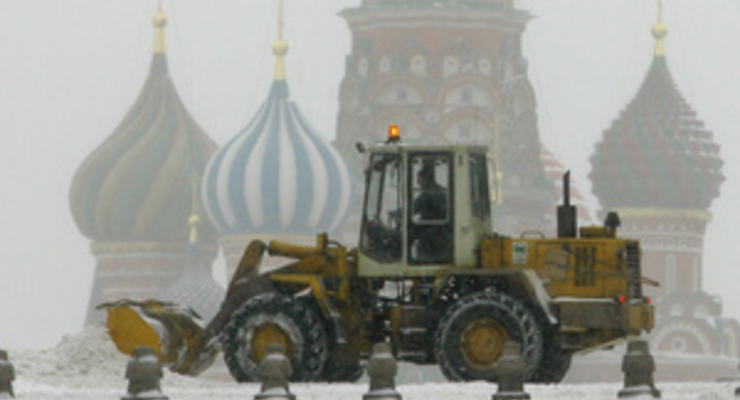 Москву парализует сильный снегопад. Проводя очистительные работы, снегоуборщик смял ковшом часть автомобиля сотрудника МИД РФ