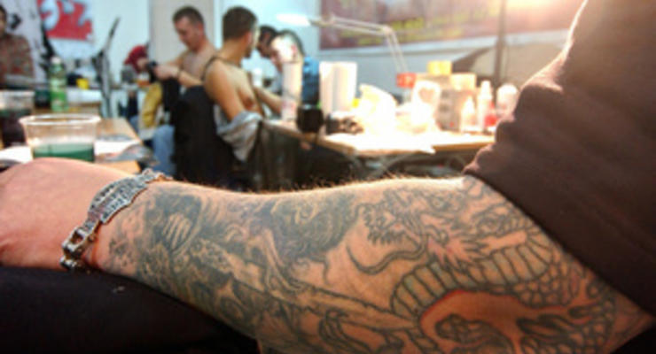 В Германии защитили полицейских с татуировками