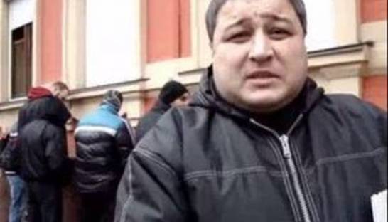 В Киеве группа праворадикалов помочилась на здание офиса КПУ