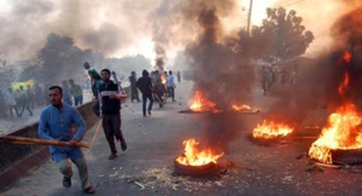 Протестующие исламисты жгут автомобили в Бангладеш