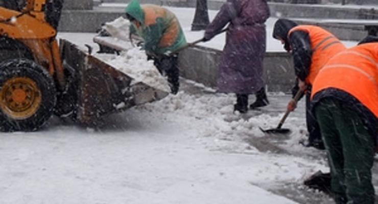Первый снег. Над уборкой столицы трудились 5 тысяч 465 дворников