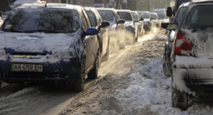 В Черновцах из-за сильного снегопада парализовано движение транспорта