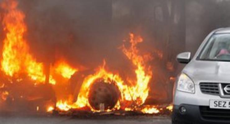 В Белфасте люди в масках подожгли автомобиль с полицейскими