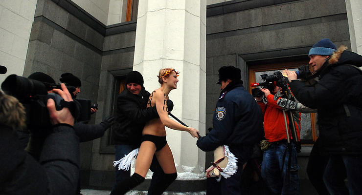 Голые FEMEN "на лошадях" попытались ворваться в Верховную Раду (ФОТО)