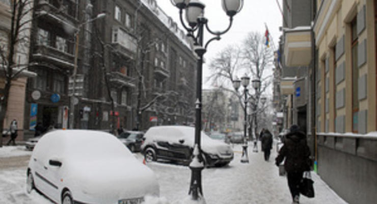Непогода в Киеве: за минувшие сутки в травмпункты обратились более 500 человек, из города вывезли три тысячи тонн снега