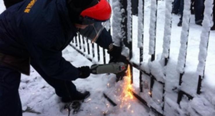 Депутаты от Свободы спилили забор вокруг Рады