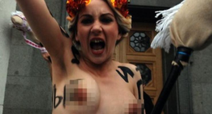 Фотогалерея: Вход конем. Активистки Femen попытались прорваться в новоизбранную Раду