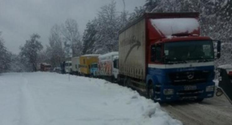 Между Киевом и Вышгородом образовалась пробка из-за застрявшего в снегу грузовика