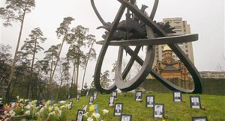Чернобыльцы возмущены тем, что их не пускали к памятнику из-за приезда Азарова и Рыбака