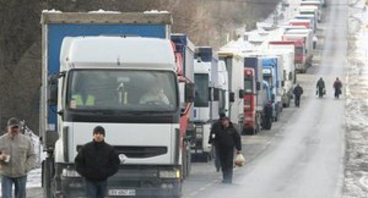 В Черновицкой области на границе Украины с Румынией около 100 грузовиков стоят в пробке