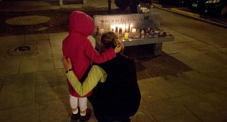Массовое убийство в Коннектикуте: на улицы Сэнди Хук, где погибли дети, несут цветы и игрушки