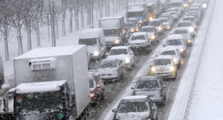 Непогода в Украине: в снежные заторы попали около тысячи автомобилей